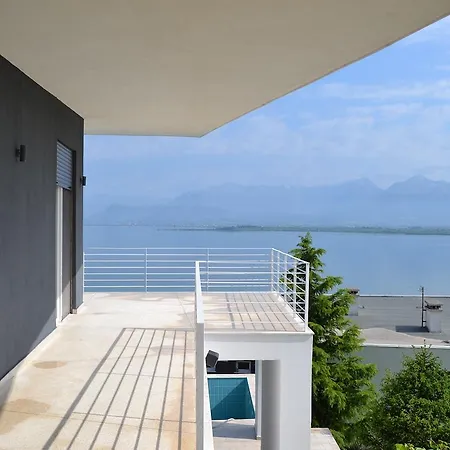 Superb Lake View Villa *